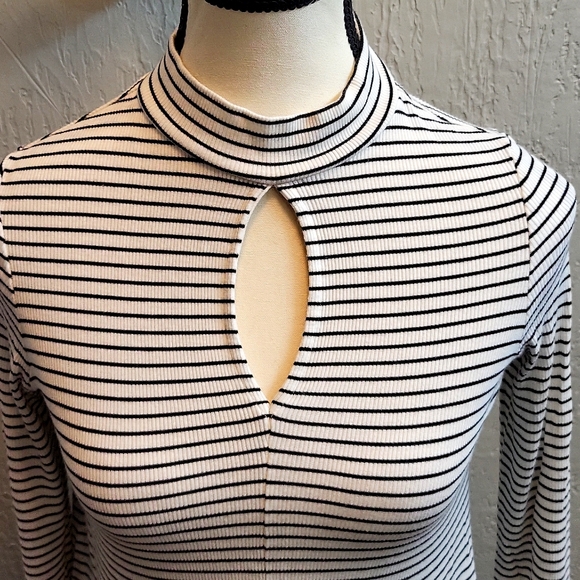 American Eagle Soft & Sexy Rib Keyhole Long Sleeve Top - Picture 2 of 6